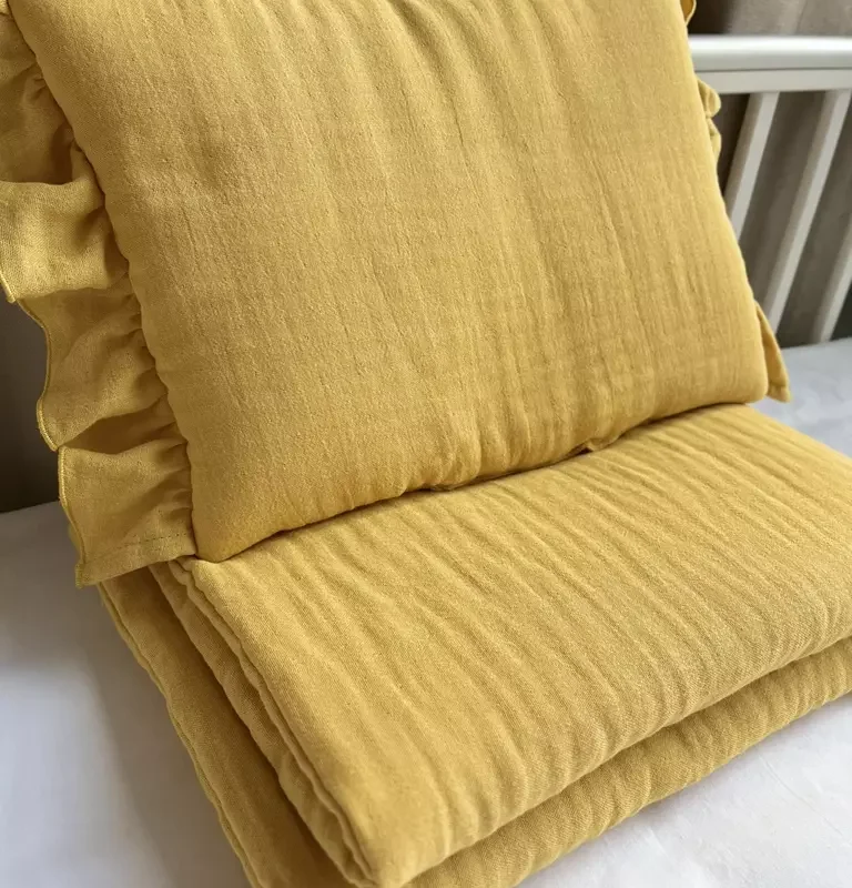 Zestaw Muślinowy kocyk 55×75 i poduszka z falbanką 25×35 Yellow