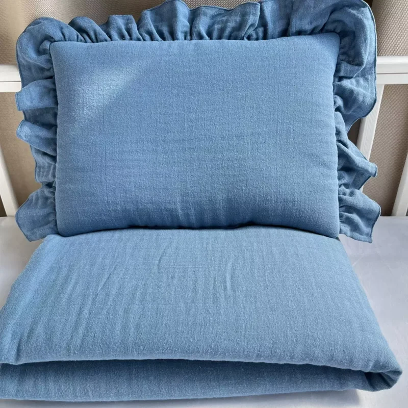 Zestaw Muślinowy kocyk 55×75 i poduszka z falbanką 25×35 Blue - obrazek 2