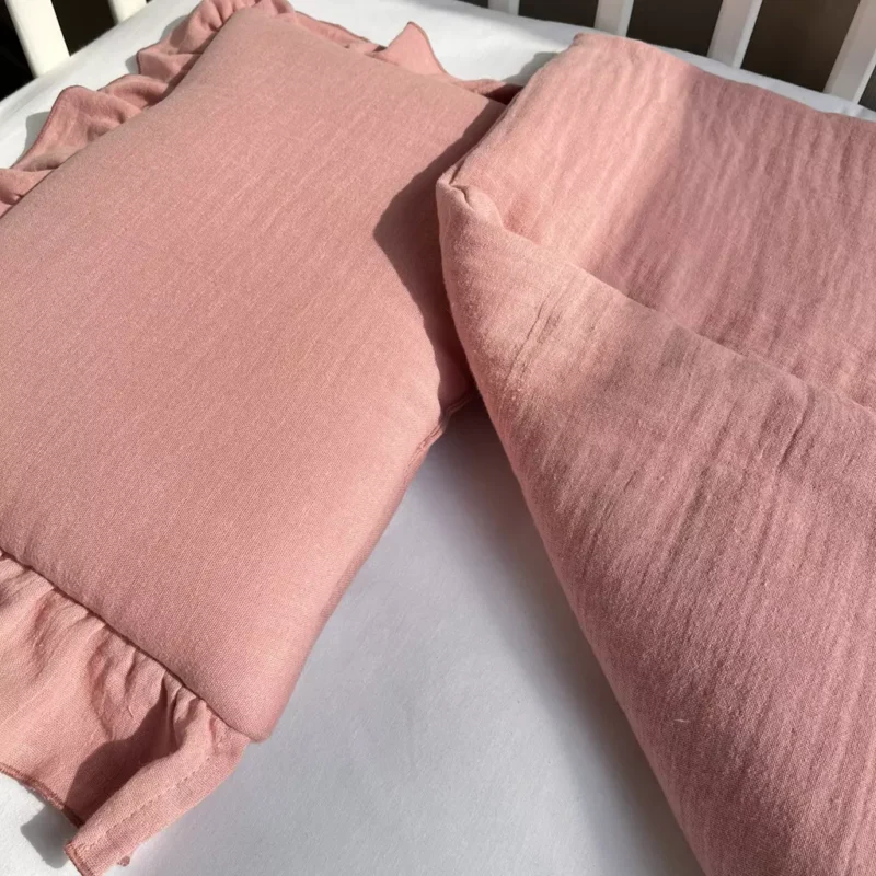 Zestaw Muślinowy kocyk 55×75 i poduszka z falbanką 25×35 Pink - obrazek 3