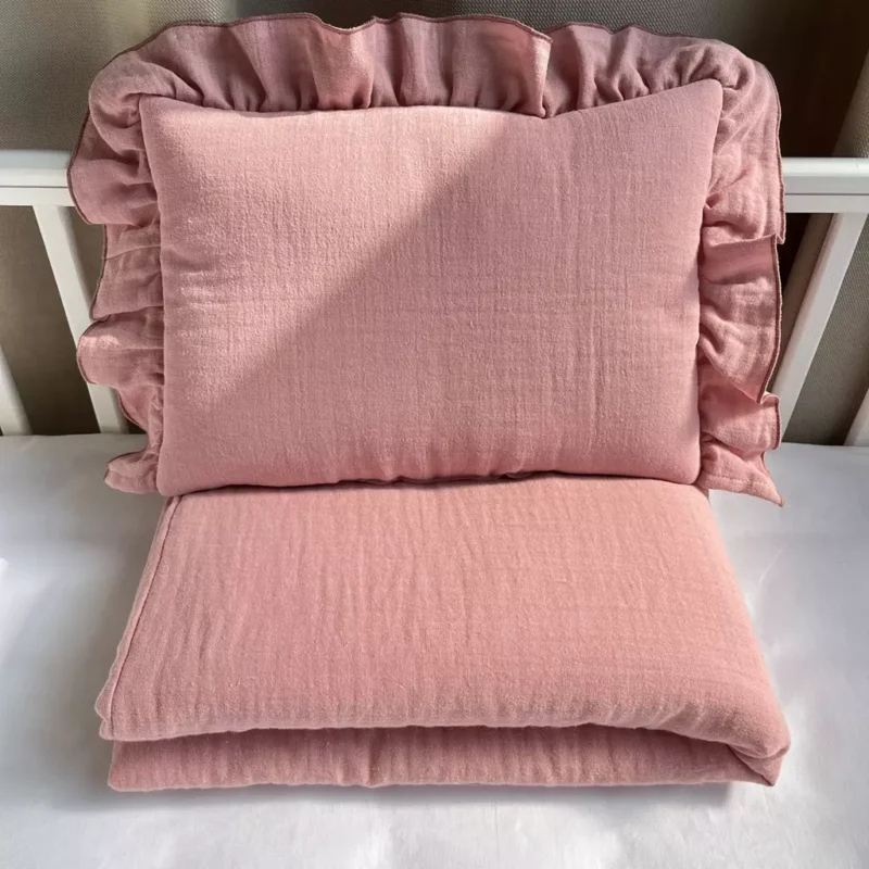 Zestaw Muślinowy kocyk 55×75 i poduszka z falbanką 25×35 Pink - obrazek 2