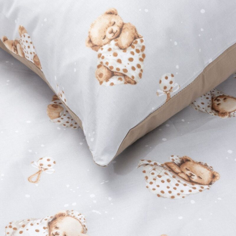 Zestaw 4-elementowy pościeli do łóżeczka 90×120 z prześcieradłem i ochraniaczem Sleeping Teddy Bear cappucino - obrazek 4