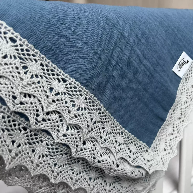 UNIKAT***Kocyk Muślinowy niebieski z koronkową falbanką w stylu vintage